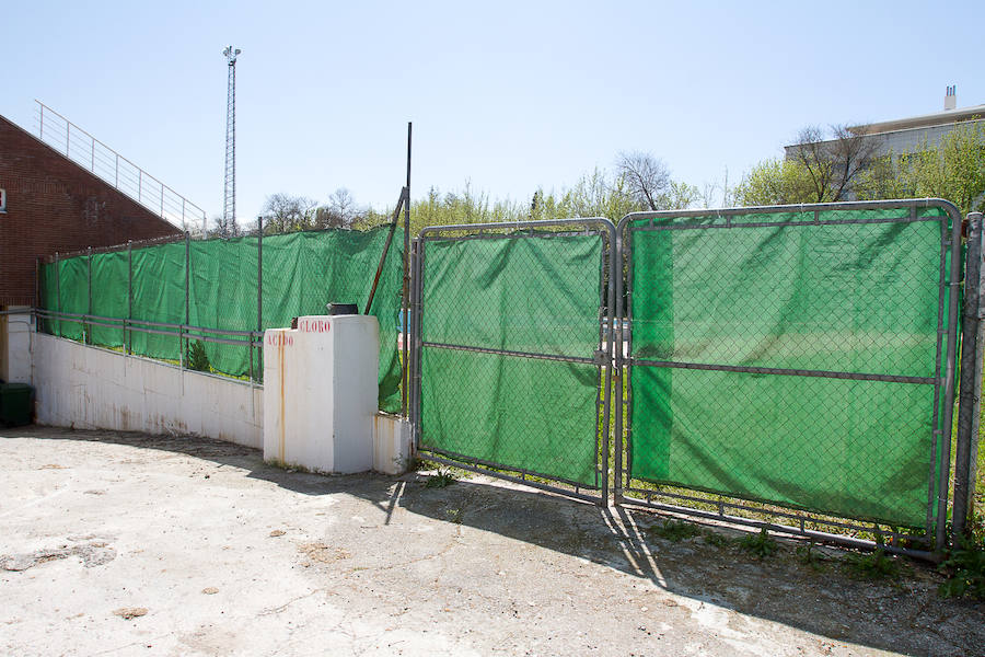 La antigua piscina de los Paseíllos, propiedad de la Universidad de Granada, lleva cuatro años cerrada.