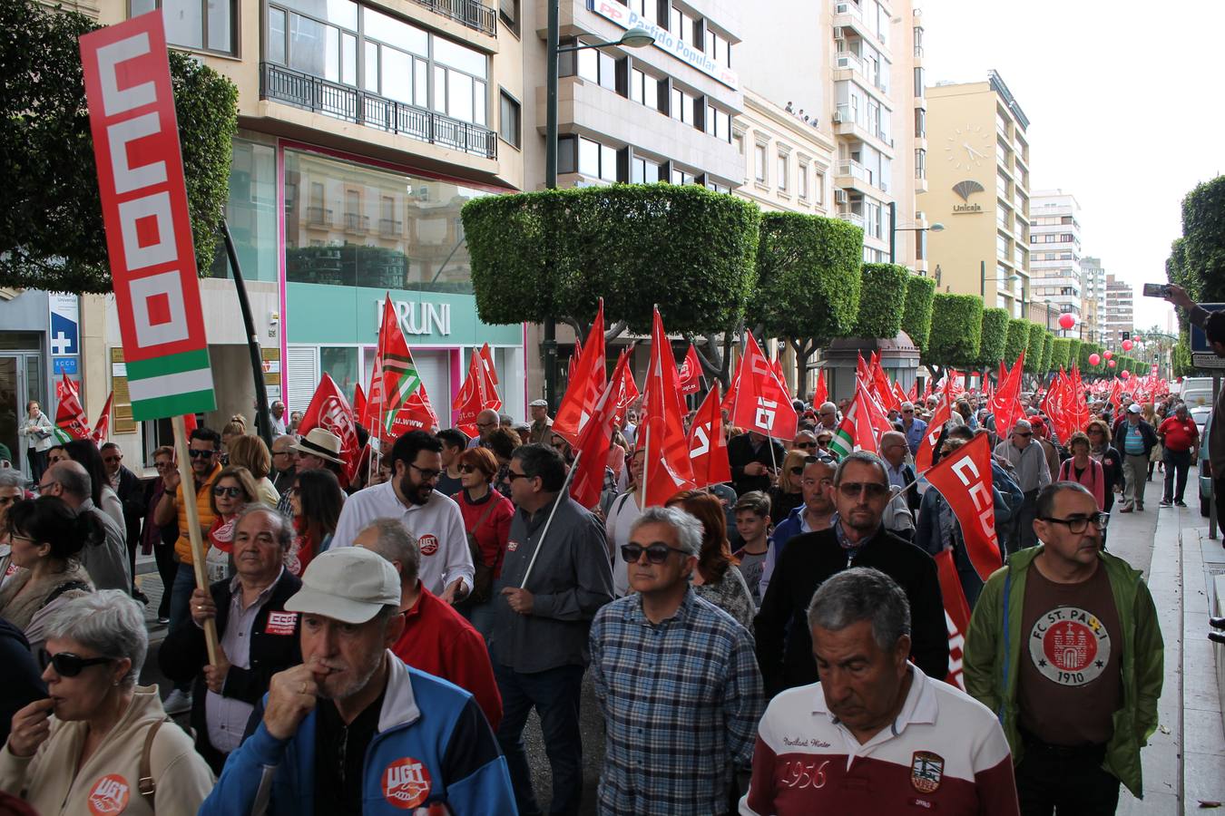 Los sindicatos UGT y CCOO se movilizan con motivo del 1 de mayo en una marcha reivindicativa a la que asiste el secretario provincial del PSOE, José Luis Sánchez Teruel