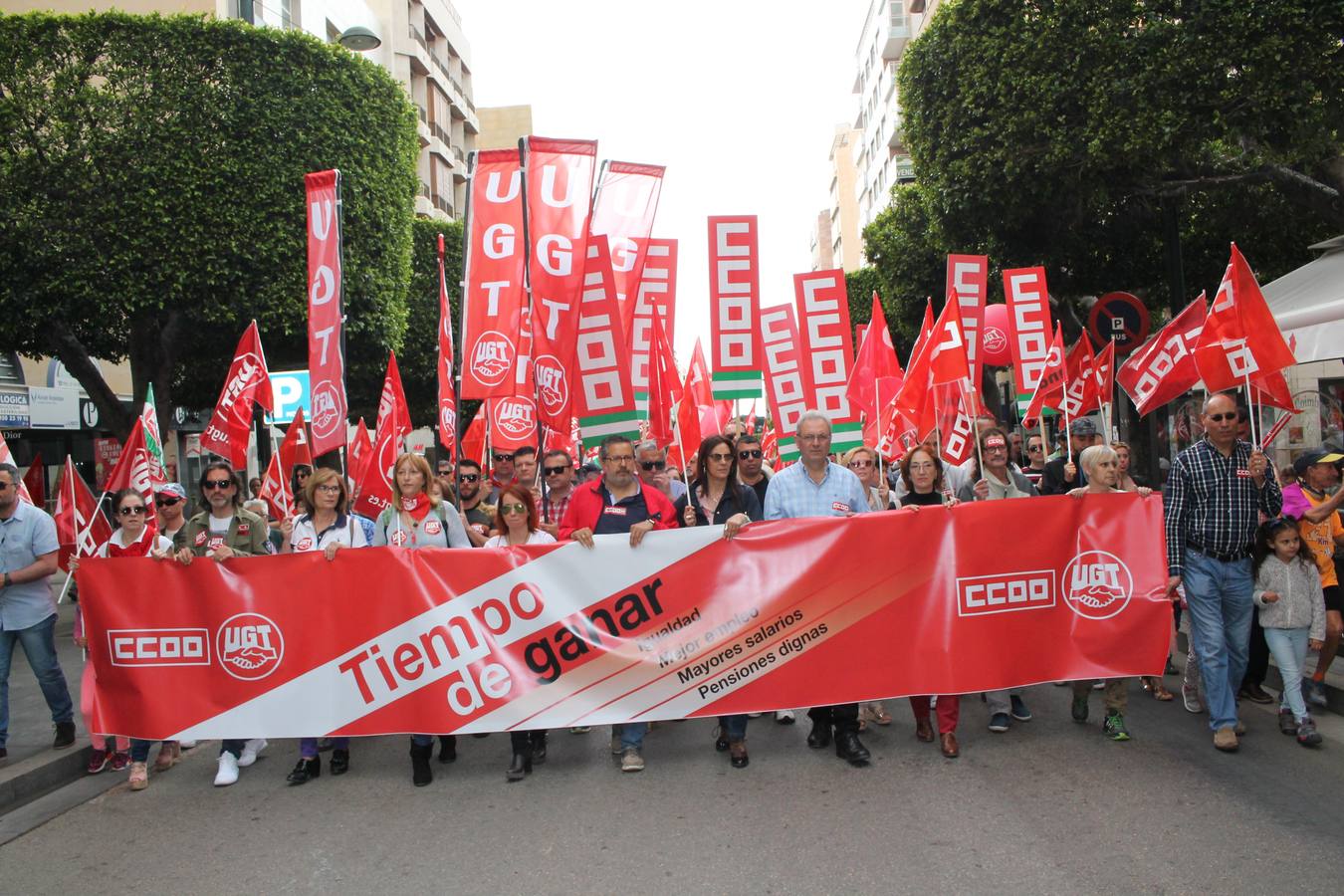 Los sindicatos UGT y CCOO se movilizan con motivo del 1 de mayo en una marcha reivindicativa a la que asiste el secretario provincial del PSOE, José Luis Sánchez Teruel