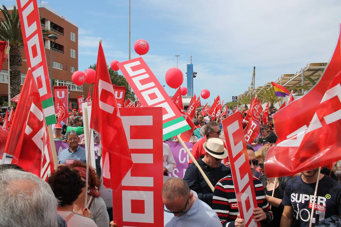 Los sindicatos UGT y CCOO se movilizan con motivo del 1 de mayo en una marcha reivindicativa a la que asiste el secretario provincial del PSOE, José Luis Sánchez Teruel