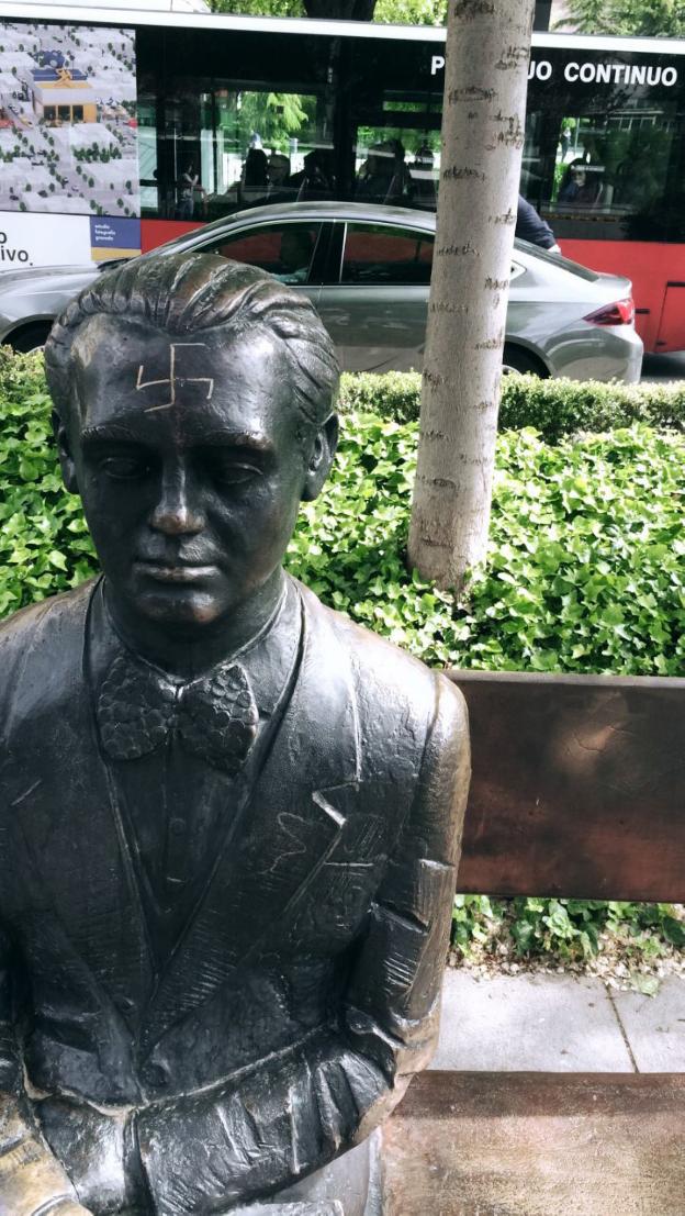 Pintan el símbolo nazi en la estatua de Lorca
