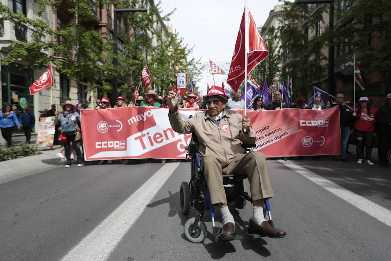 UGT y CCOO inician la manifestación con motivo del Día Internacional del Trabajo bajo el lema 'Tiempo de ganar', a la que asiste también el secretario general del PSOE de Granada, José Entrena