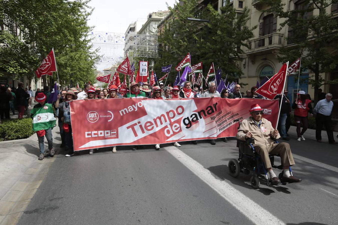 UGT y CCOO inician la manifestación con motivo del Día Internacional del Trabajo bajo el lema 'Tiempo de ganar', a la que asiste también el secretario general del PSOE de Granada, José Entrena