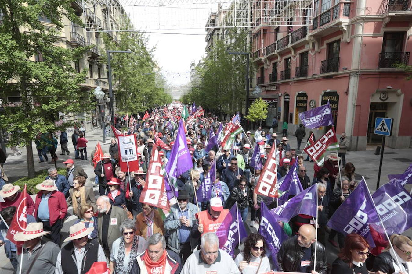 UGT y CCOO inician la manifestación con motivo del Día Internacional del Trabajo bajo el lema 'Tiempo de ganar', a la que asiste también el secretario general del PSOE de Granada, José Entrena
