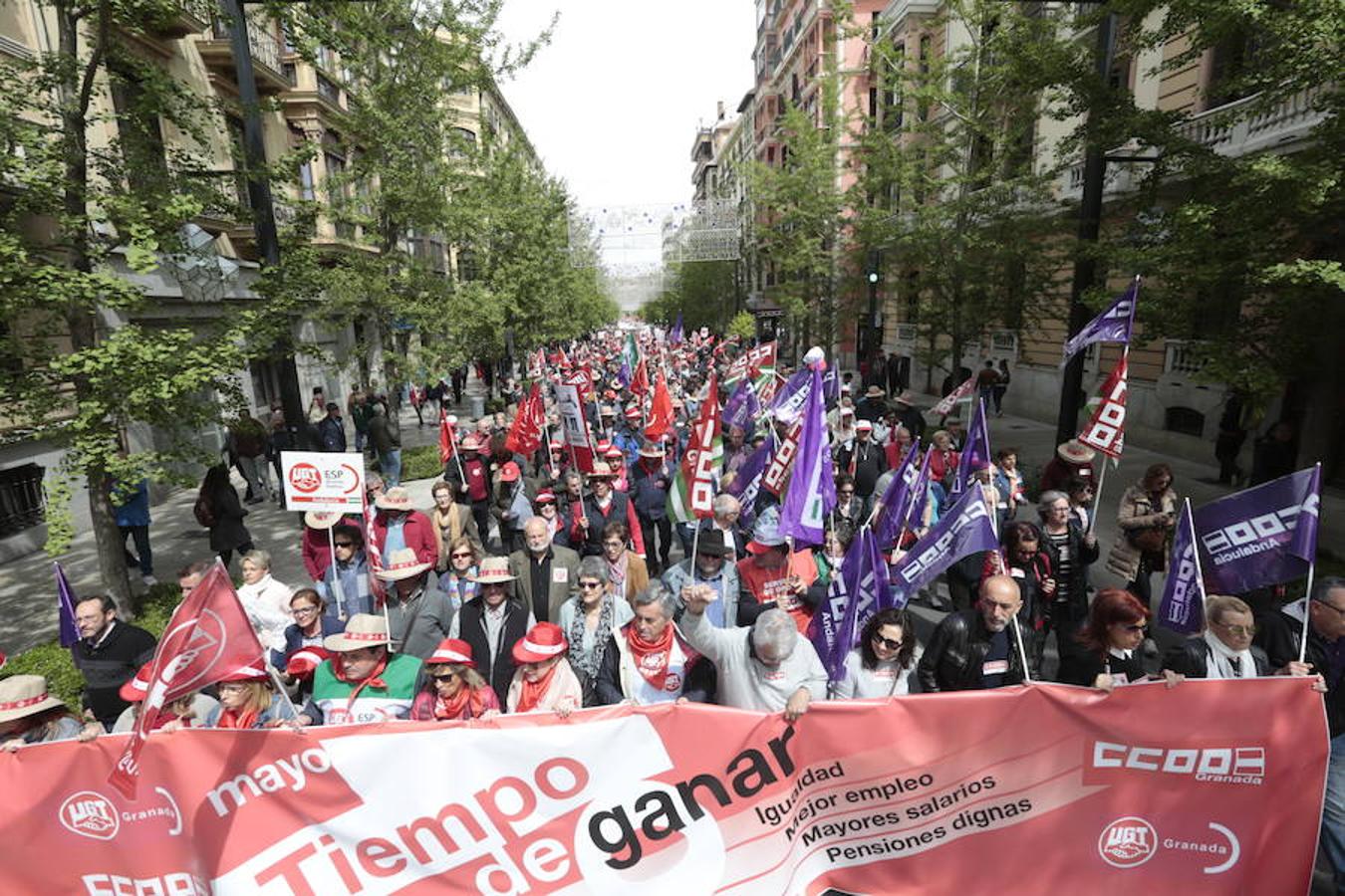 UGT y CCOO inician la manifestación con motivo del Día Internacional del Trabajo bajo el lema 'Tiempo de ganar', a la que asiste también el secretario general del PSOE de Granada, José Entrena