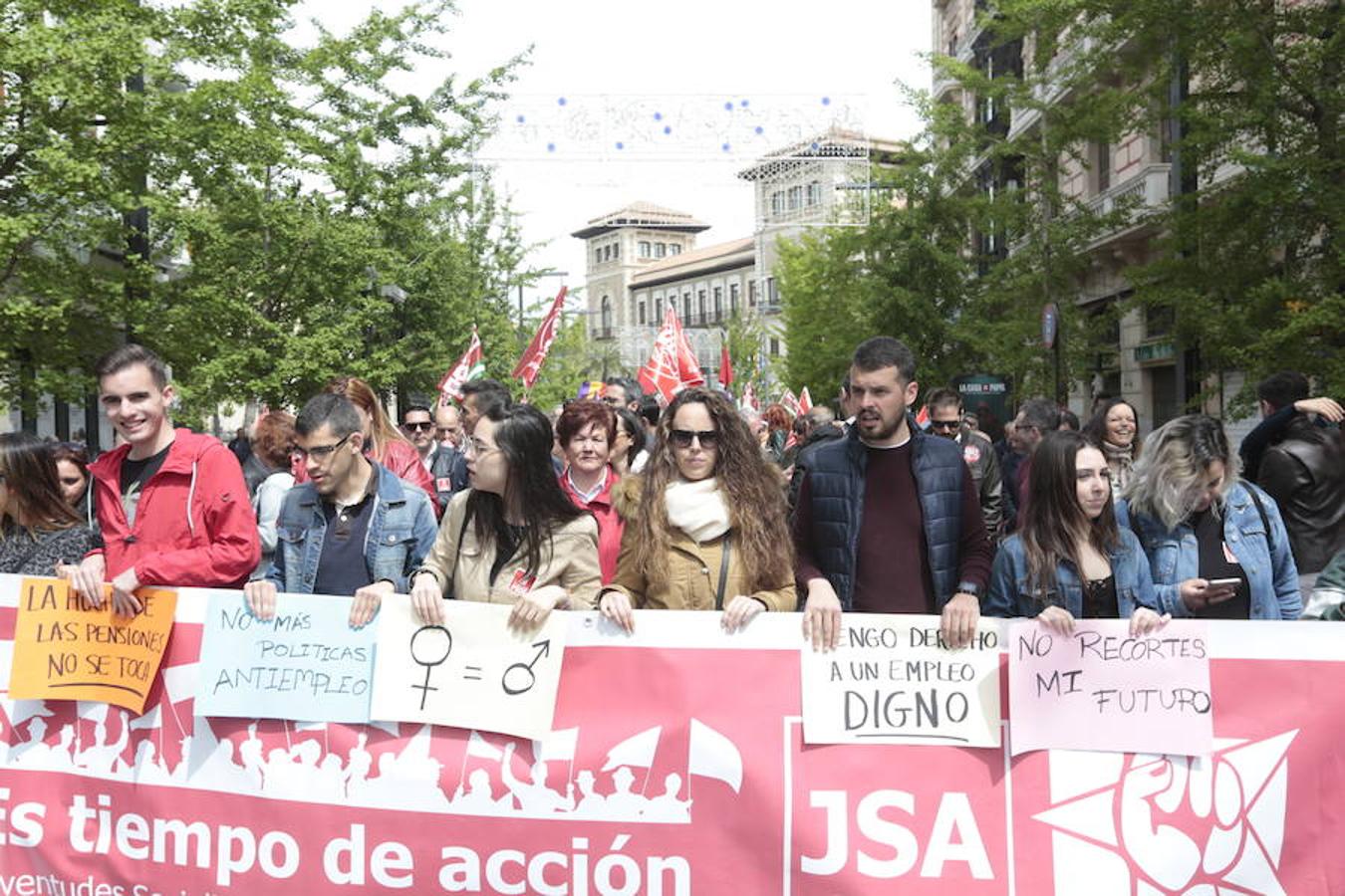 UGT y CCOO inician la manifestación con motivo del Día Internacional del Trabajo bajo el lema 'Tiempo de ganar', a la que asiste también el secretario general del PSOE de Granada, José Entrena