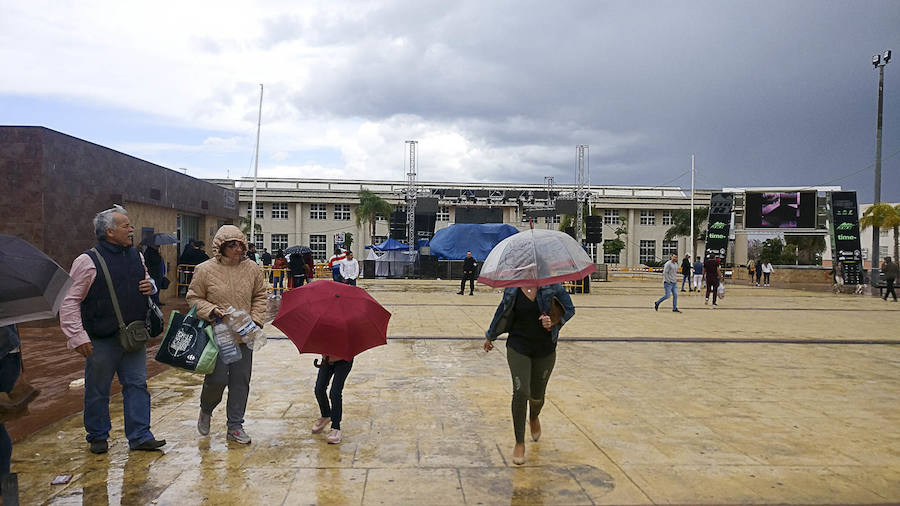 Lluvia en las Cruces de Motril antes del concierto de la Orquesta Tentación