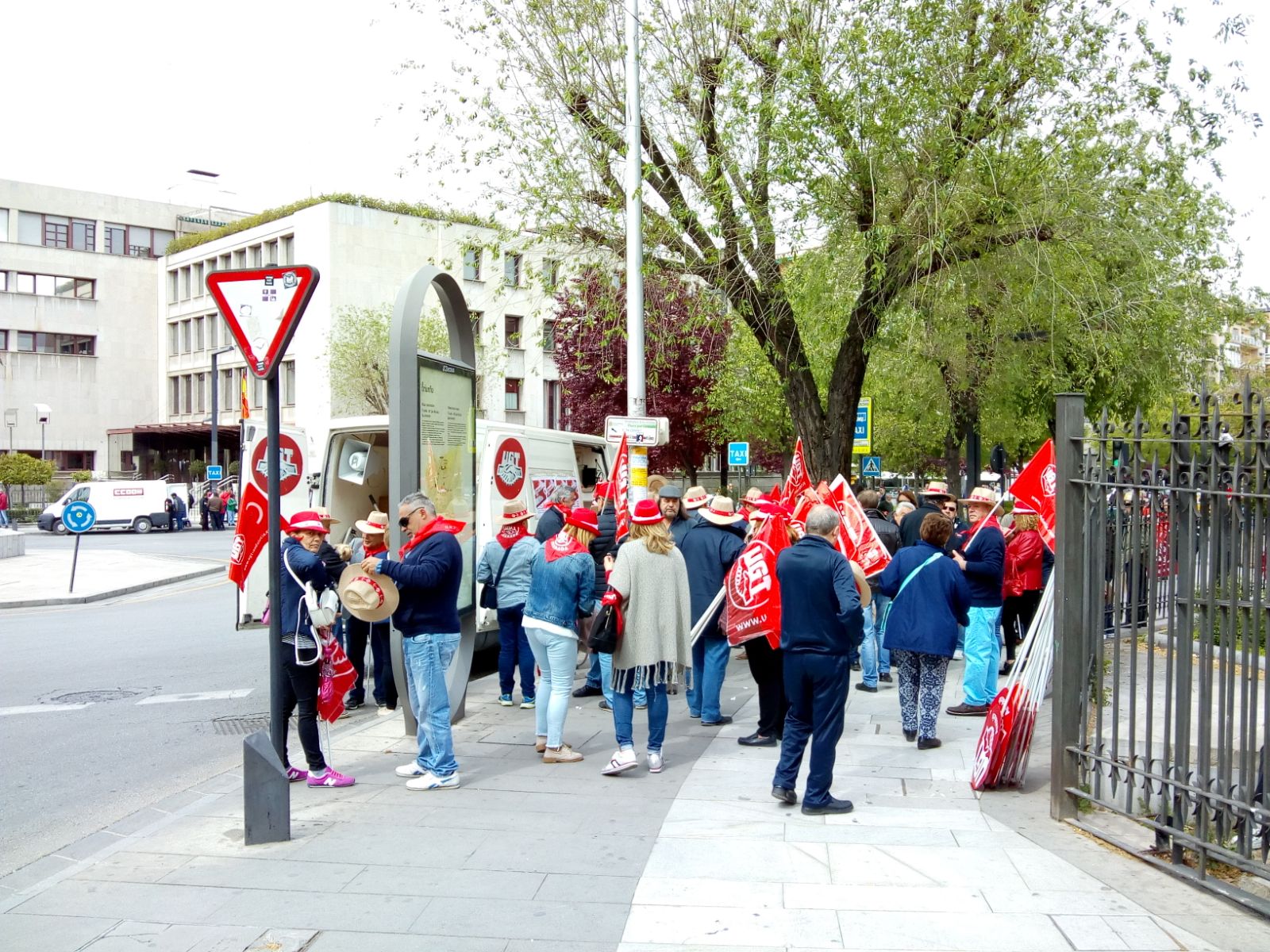 UGT y CCOO inician la manifestación con motivo del Día Internacional del Trabajo bajo el lema 'Tiempo de ganar', a la que asiste también el secretario general del PSOE de Granada, José Entrena