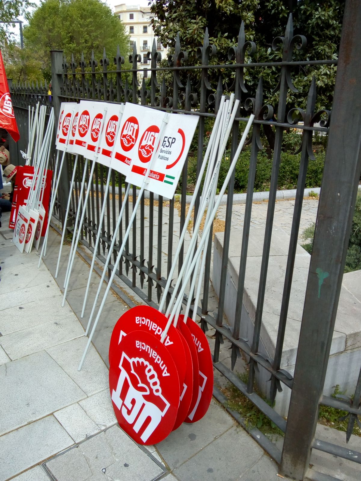 UGT y CCOO inician la manifestación con motivo del Día Internacional del Trabajo bajo el lema 'Tiempo de ganar', a la que asiste también el secretario general del PSOE de Granada, José Entrena