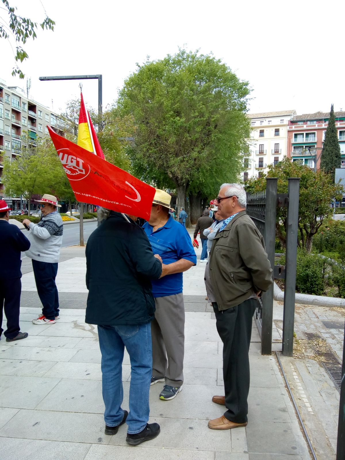 UGT y CCOO inician la manifestación con motivo del Día Internacional del Trabajo bajo el lema 'Tiempo de ganar', a la que asiste también el secretario general del PSOE de Granada, José Entrena