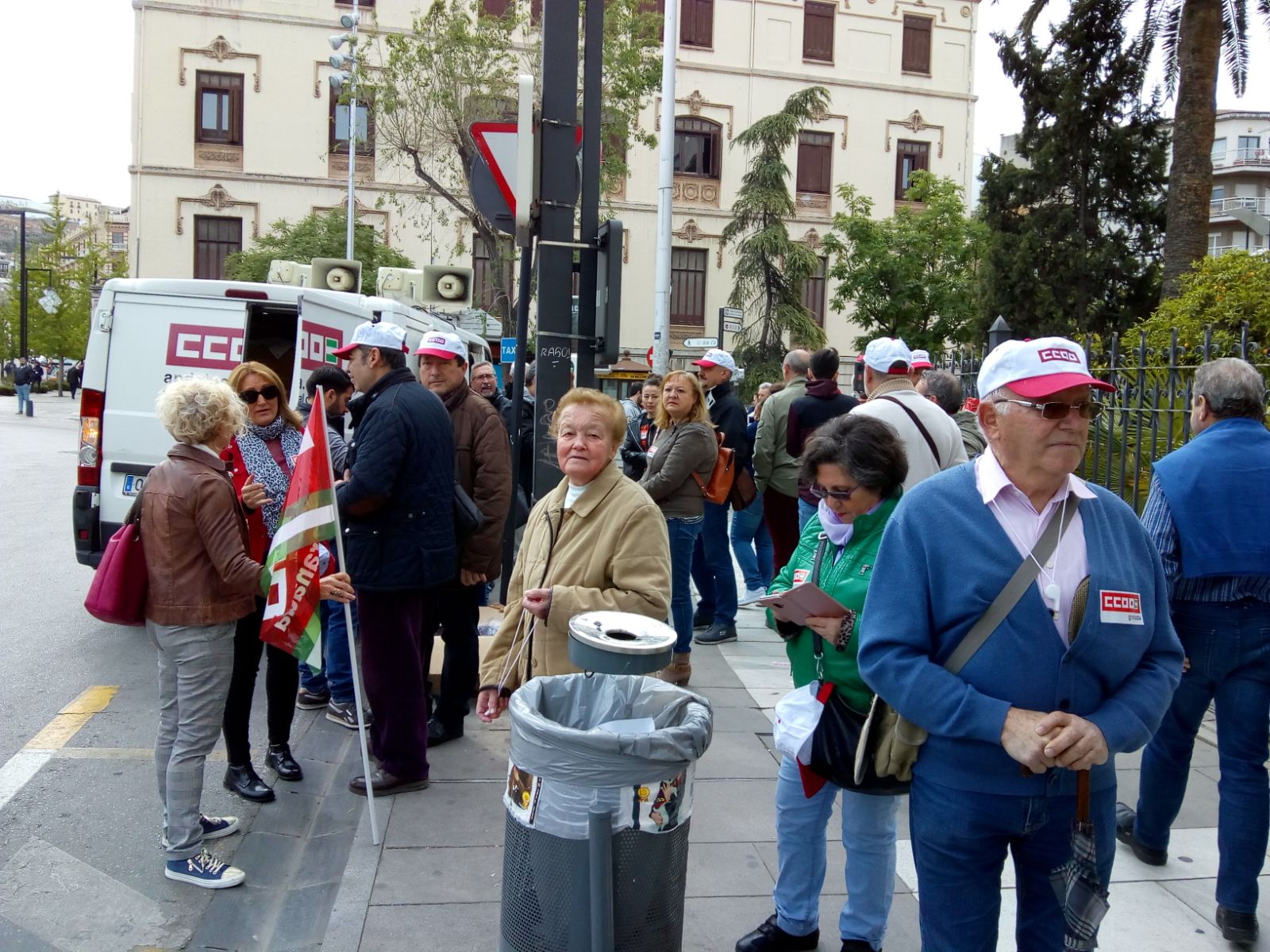 UGT y CCOO inician la manifestación con motivo del Día Internacional del Trabajo bajo el lema 'Tiempo de ganar', a la que asiste también el secretario general del PSOE de Granada, José Entrena