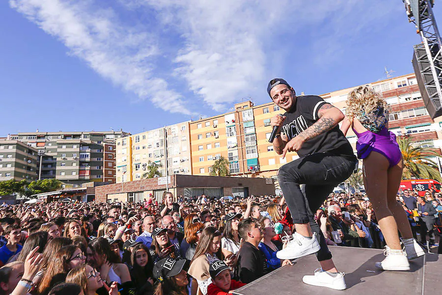 El recital se celebra pese al mal tiempo que ha hecho este martes en la Costa