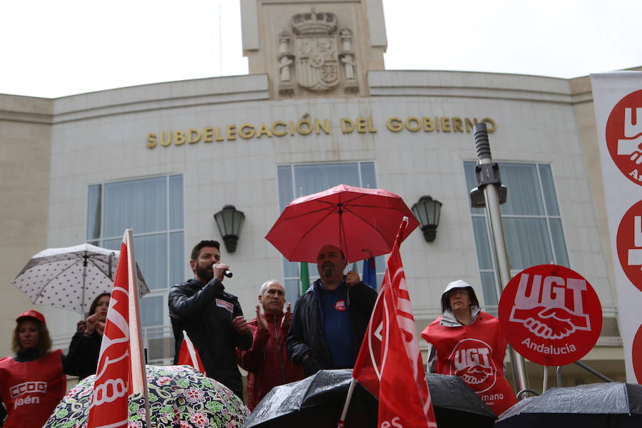 Los secretarios generales de UGT y CCOO de Jaén, Manuel Salazar y Francisco Cantero, lideran la manifestación del Día Internacional del Trabajo bajo el lema 'Tiempo de ganar. Igualdad, mejor empleo, mayores salarios, pensiones dignas'