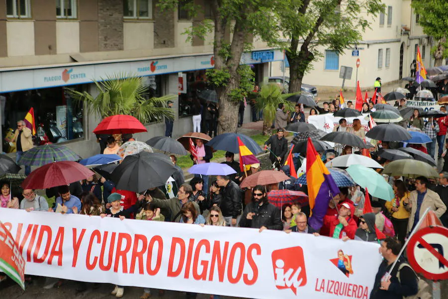 Los secretarios generales de UGT y CCOO de Jaén, Manuel Salazar y Francisco Cantero, lideran la manifestación del Día Internacional del Trabajo bajo el lema 'Tiempo de ganar. Igualdad, mejor empleo, mayores salarios, pensiones dignas'