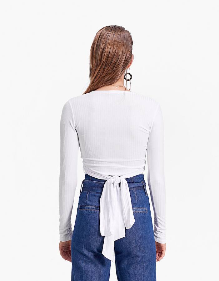 Cuesta 15 euros y está disponible en colores blanco y negro