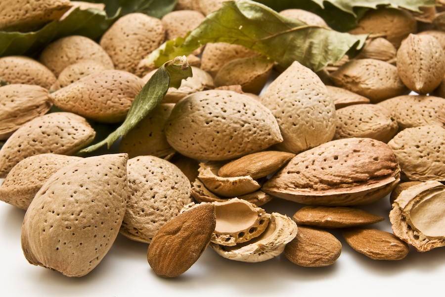 Las almendras que no son dulces poseen un alto contenido en cianuro de hidrógeno. Se debe de tener especial cuidado con la cantidad que se ingiere. Un número elevado puede ser altamente perjudicial, mucho más en el caso de los niños. 