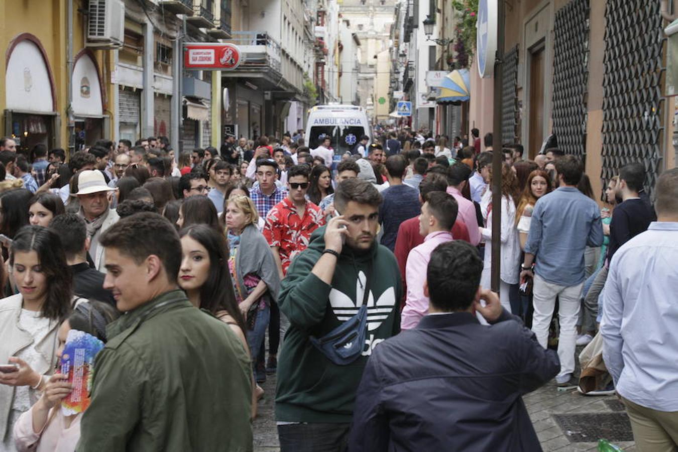 Unas ligeras lluvias no han podido con el ambientazo del Día de la Cruz