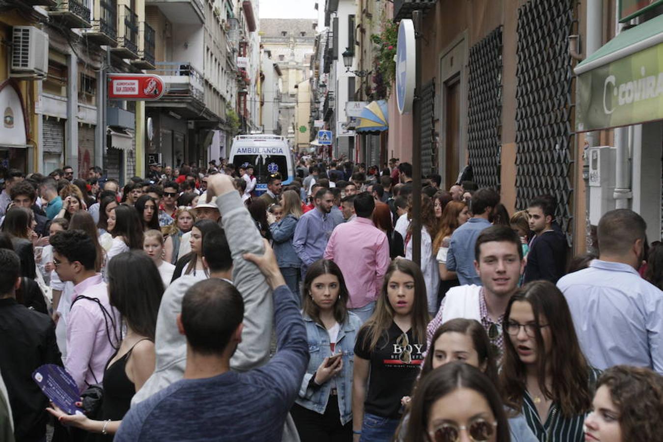 Unas ligeras lluvias no han podido con el ambientazo del Día de la Cruz