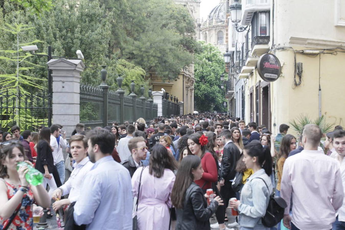 Unas ligeras lluvias no han podido con el ambientazo del Día de la Cruz