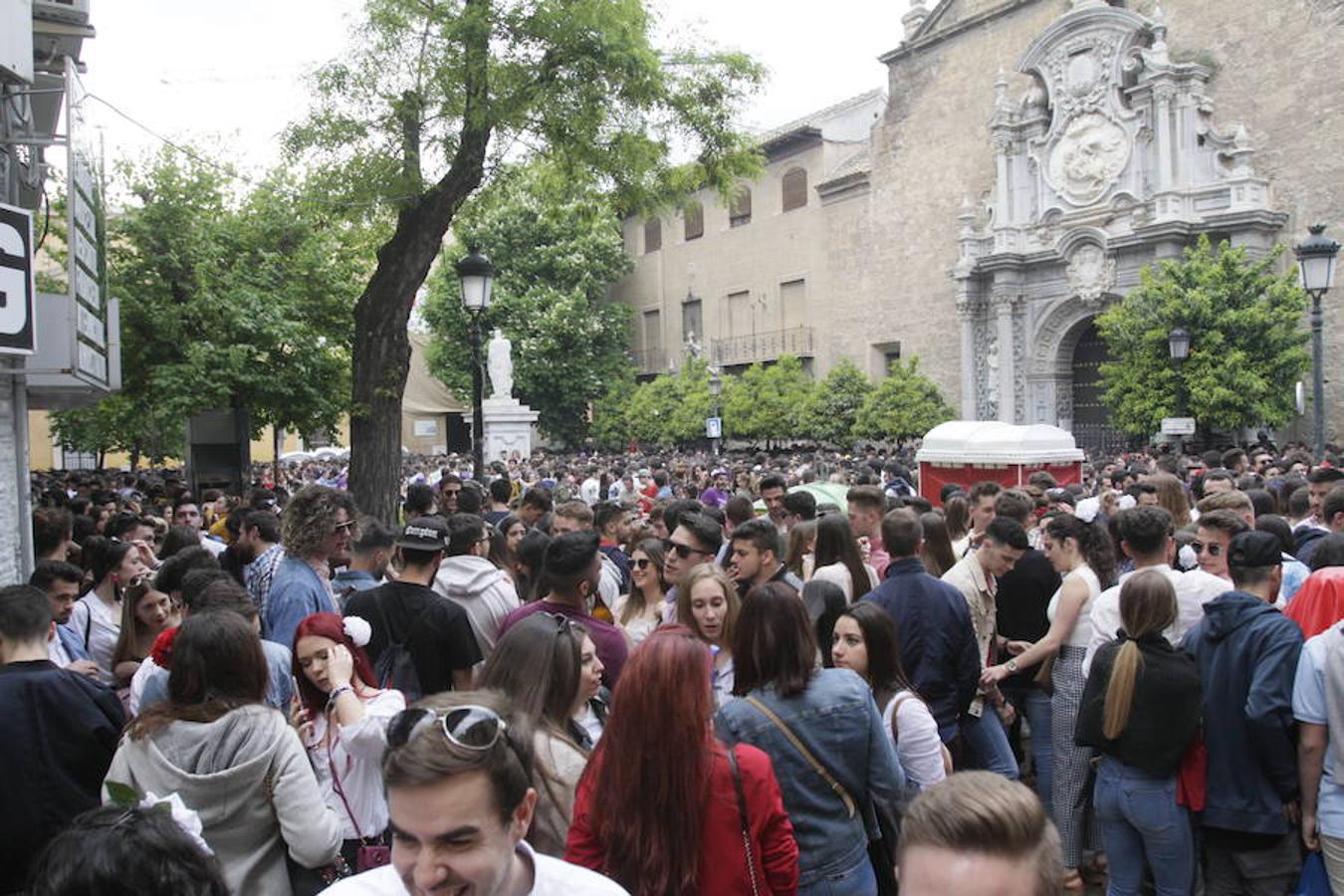 Unas ligeras lluvias no han podido con el ambientazo del Día de la Cruz