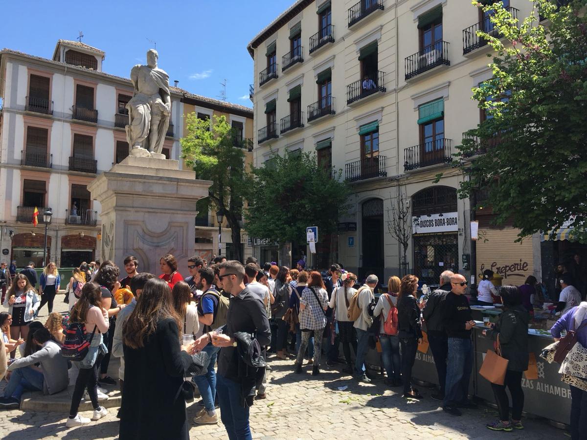 Ambiente en la Plaza de la Universidad