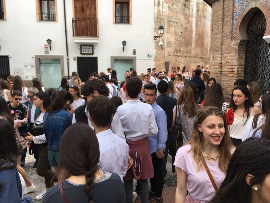 Las calles del centro de la ciudad y el Albaicín, abarrotadas de gente para disfrutar de la fiesta.