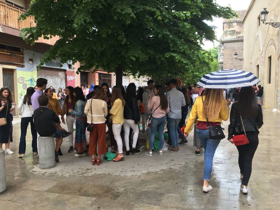 Unas ligeras lluvias no han podido con el ambientazo del Día de la Cruz