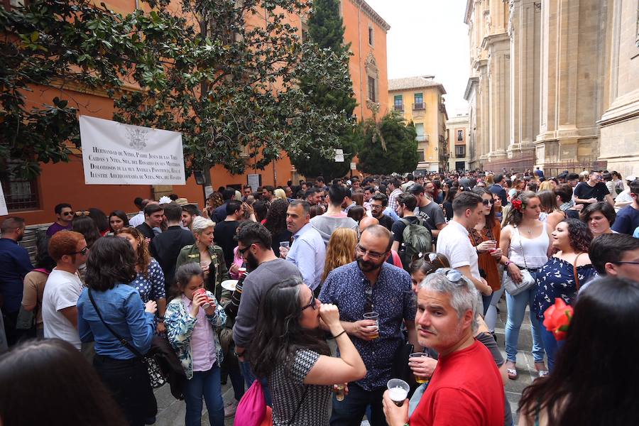 Gentío en la plaza Alonso Cano 