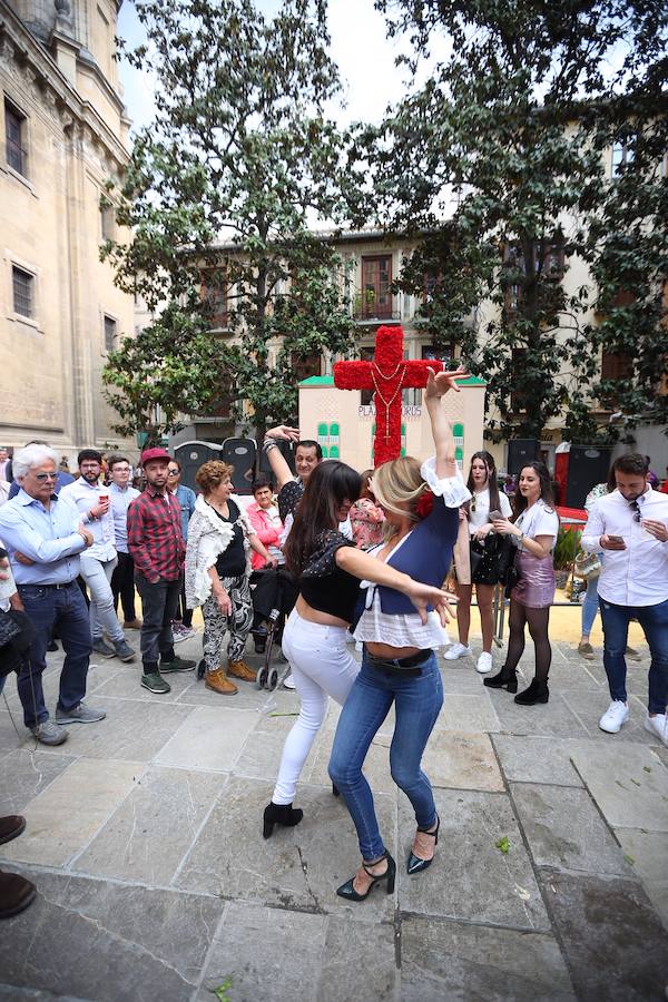 Gentío en la plaza Alonso Cano 