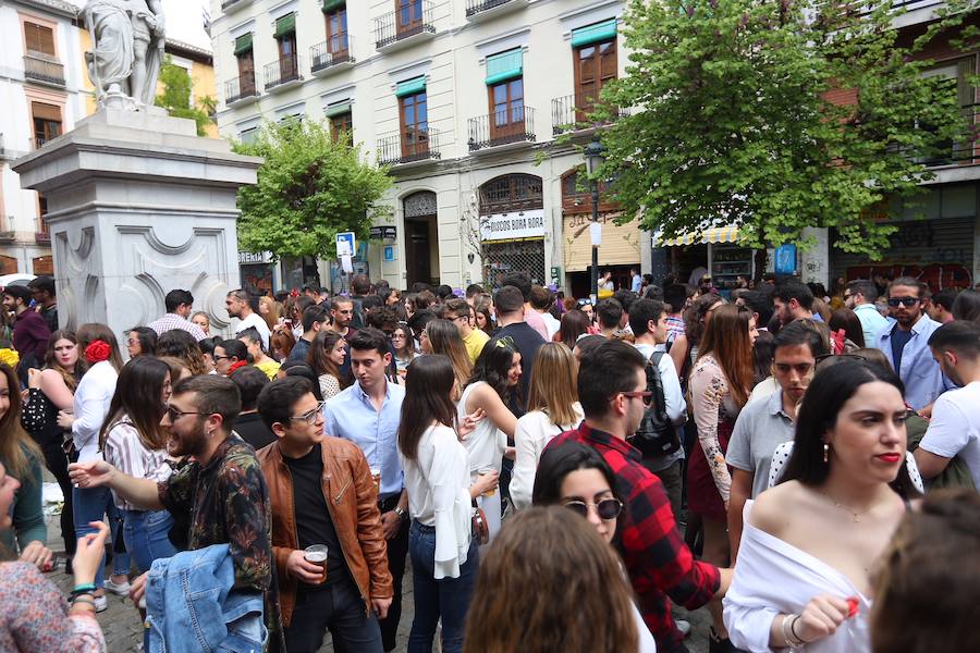 La plaza de la Universidad, llena de gente.