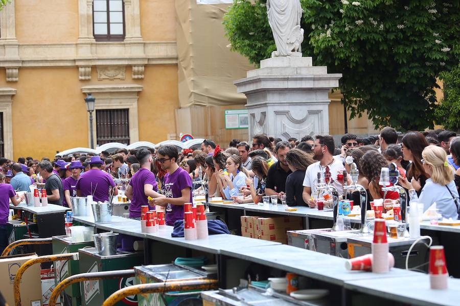 La plaza de la Universidad, llena de gente.