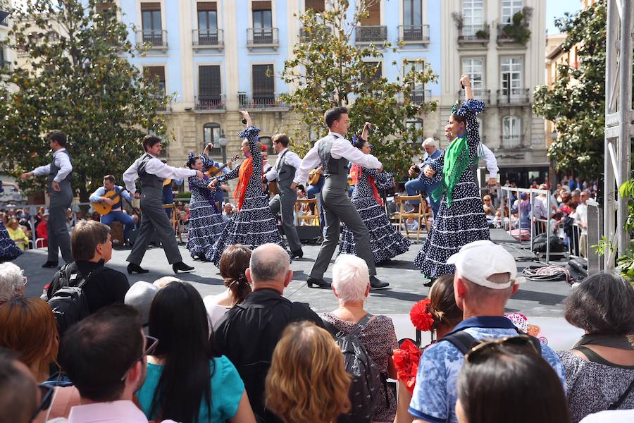 Las actuaciones en diferentes lugares de la ciudad están animando la jornada 