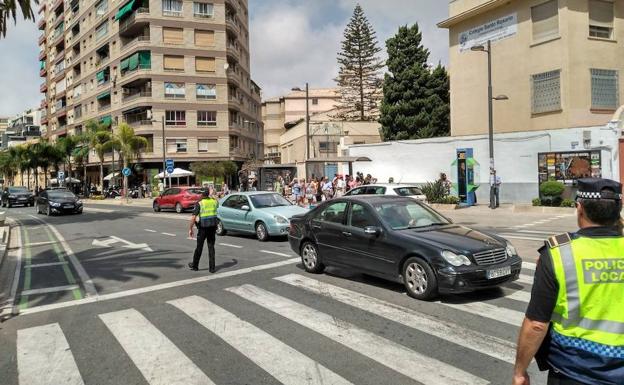 Policía Local regulando el tráfico en el centro de Motril, en la avenida Salobreña. 