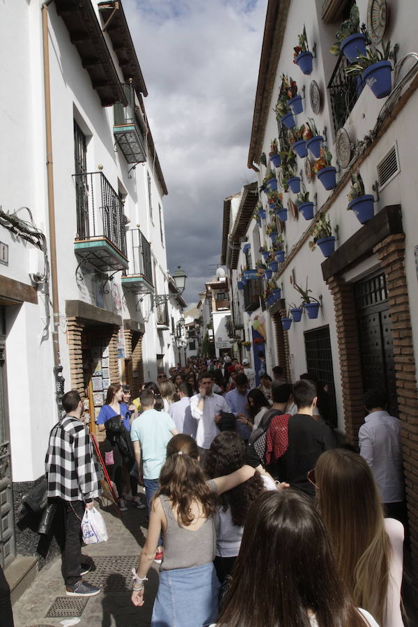 Unas ligeras lluvias no han podido con el ambientazo del Día de la Cruz