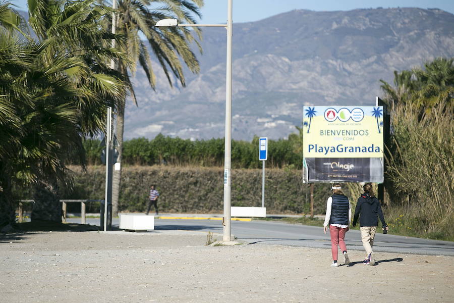 Dos mujeres caminan por los accesos a la zona residencial de Playa Granada. 