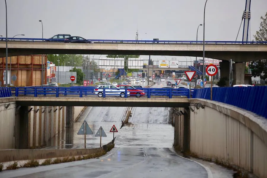 El subterráneo de Carretera de Málaga bajo la Circunvalación presenta un metro y medio de agua y está cortado por la policía