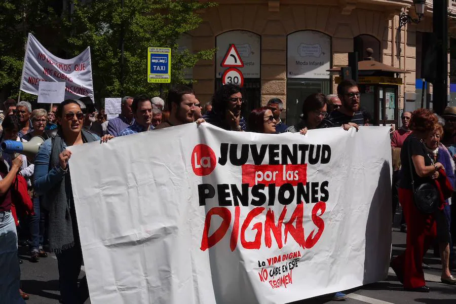 La movilización, que ha partido desde Triunfo y ha llegado a la plaza del Carmen, ha alertado de que el acuerdo de PP y PNV para sacar adelante los presupuestos «no recoge una reforma de la Seguridad Social»