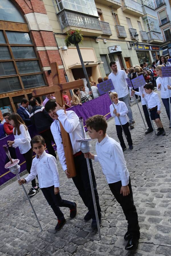 La Semana Santa chica llenó ayer el centro de la capital jienense de niños, padres y abuelos con «auténticas procesiones en miniatura», como las denominó la concejala de Cultura