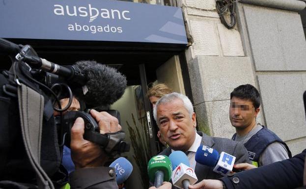 Pineda atiende a los medios en abril del 2016 mientras la Policía registra la sede de Ausbanc. 