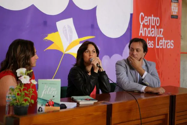 La escritora Mara Torres, con la periodista Pepi Galera y el delegado de la Junta José M. Higueras.