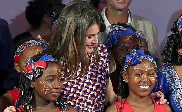 La falda del verano ya la luce la reina Letizia: ¿Dónde puedes encontrarla?