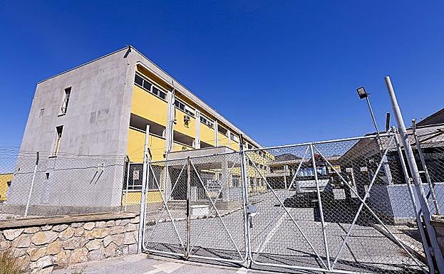 Las obras empezaron la semana pasada en el interior del edificio y ayer fueron paralizadas. 
