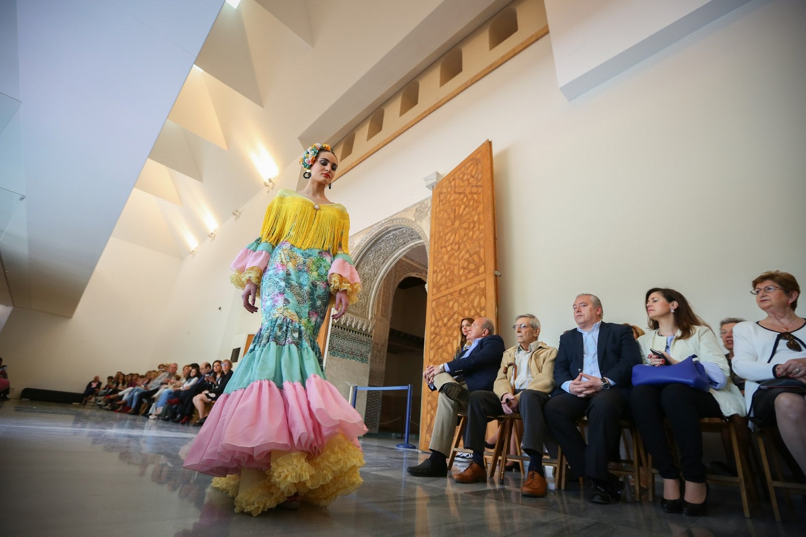 La Asociación de Vecinos organiza la pasarela 'Flamenco y Fado' de la diseñadora Victoria Casas, con inspiración en el país luso