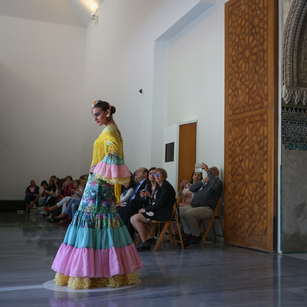La Asociación de Vecinos organiza la pasarela 'Flamenco y Fado' de la diseñadora Victoria Casas, con inspiración en el país luso