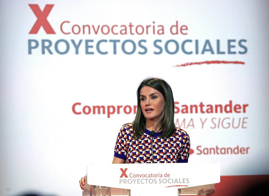 Es su look presidiendo la entrega de los Premios Proyectos Sociales del Banco Santander