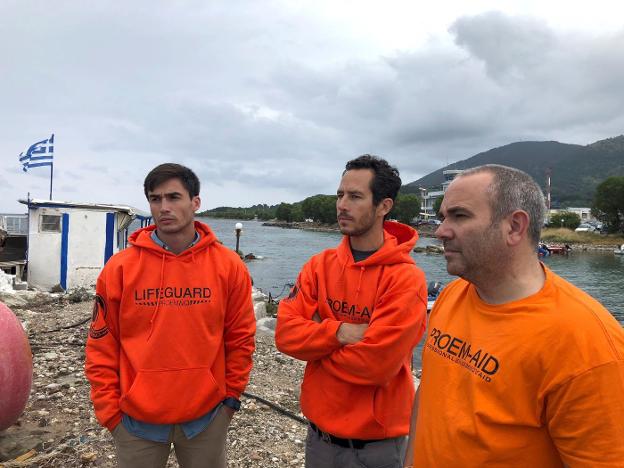 Un equipo de rescate de Proem-Aid traslada a una playa de Lesbos a un tripulante exhausto de una balsa de refugiados. :: r. c.