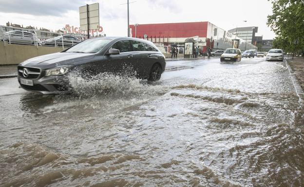 Una tormenta de minutos 'revienta' la red de saneamiento de Granada