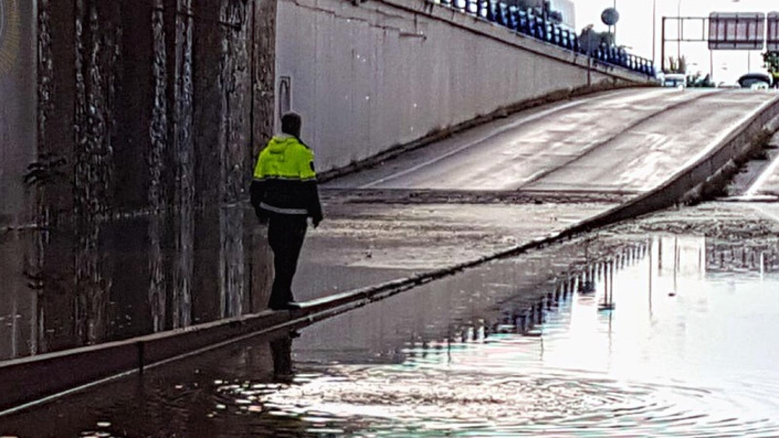 El cuerpo de Bomberos y el servicio de emergencia reciben decenas de llamadas por inundaciones de locales, garajes, bajos y sótanos. También ha provocado la interrupción del servicio del Metro en las paradas de Fernando de Los Ríos y Armilla