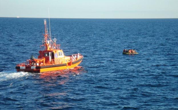 Rescate de una de las pateras localizadas en el Mar de Alborán por parte de Salvamento Marítimo. 