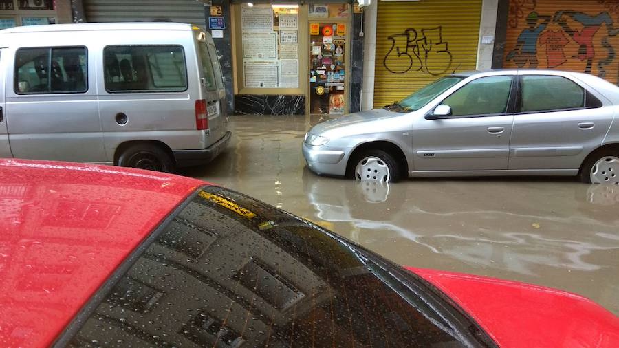 El cuerpo de Bomberos y el servicio de emergencia reciben decenas de llamadas por inundaciones de locales, garajes, bajos y sótanos. También ha provocado la interrupción del servicio del Metro en las paradas de Fernando de Los Ríos y Armilla